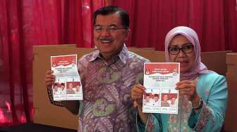 Calon wakil presiden nomor urut 2, Jusuf Kalla (JK) mencoblos di Tempat Pemungutan Suara (TPS) 003, Kelurahan Pulo, Kebayoran Baru, Jakarta Selatan, Rabu (9/7). [suara.com/Bernard Chaniago]