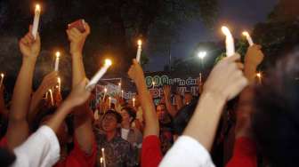 Aksi 1000 lilin dari untuk rakyat Palestina di Tugu Proklamasi Jakarta, Jumat (11/7). [suara.com/Adrian Mahakam]