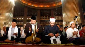 Pelepasan tim \"SOS Palestine\" dari ACT di Masjid Istiqlal, Jakarta, Jumat (11/7/2014), guna membawa bantuan masyarakat berupa paket pangan, medis dan peralatan ke Palestina. [Suara.com/Adrian Mahakam]