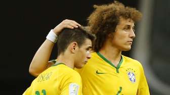 Pemain Brasil dan David Luiz tampak sedih setelah timnya dikalahkan Belanda 3-0 dalam laga perebutan juara 3 Piala Dunia di Brasilia, (13/7). (Reuters/Dominic Ebenbichler)