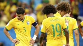 Kapten Brasil Thiago Silva, Willian, dan David Luiz bersedih usai timnya dikalahkan Belanda 3-0 dalam laga perebutan juara 3 Piala Dunia di Brasilia, (13/7). (Reuters/Ueslei Marcelino)