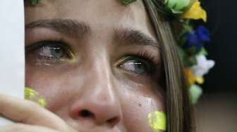 Seorang fans Brasil menangisi kekalahan tim favoritnya dari Belanda dalam laga perebutan juara tiga Piala Dunia di Brasilia, (13/7). (Reuters/Ueslei Marcelino)