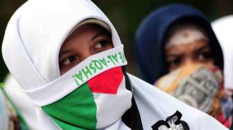 Sejumlah pengunjukrasa dalam Peduli Palestina di Bundaran Digulis, Pontianak, Kalbar, Minggu (13/7). [Antara/Jessica Helena Wuysang]