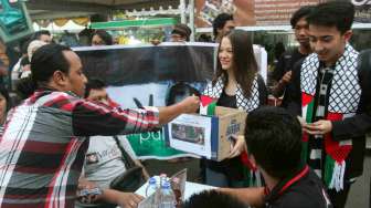 Aksi Anggota Komunitas Fotojurnalisme Warga Mata Kamera  menggalang dana untuk  Palestina, di Medan, Sumut, Sabtu (12/7). [Antara/Irsan Mulyadi]
