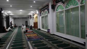 Masjid Bersejarah Nurul Abror yang didirikan sekitar tahun 1857 teletak di Jalan Mangga Dua Dalam, Jakarta, Sabtu (12/7). [suara.com/Adrian Mahakam]