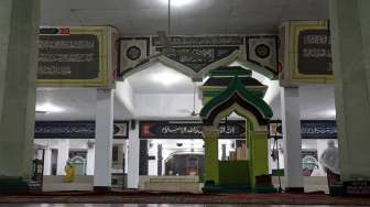 Masjid Bersejarah Nurul Abror yang didirikan sekitar tahun 1857 teletak di Jalan Mangga Dua Dalam, Jakarta, Sabtu (12/7). [suara.com/Adrian Mahakam]