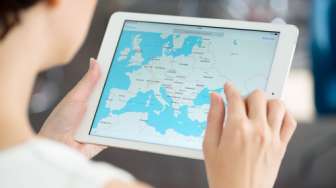 Gara-gara iPad, Perempuan Ini Tewas Tertabrak Kereta