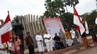 Pernyataan sikap Gerakan Moral Rekonsiliasi Indonesia (GMRI) bersama tokoh agama-spiritual dan tokoh masyarakat di Tugu Proklamasi Jakarta, Selasa (15/7). [suara.com/Adrian Mahakam]