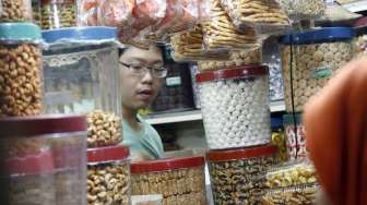 Suasana penjualan kue kering di Pasar Jatinegara Jakarta, Jumat (18/7). [suara.com/Adrian Mahakam]