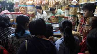 Suasana penjualan kue kering di Pasar Jatinegara Jakarta, Jumat (18/7). [suara.com/Adrian Mahakam]