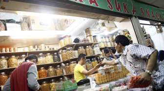 Suasana penjualan kue kering di Pasar Jatinegara Jakarta, Jumat (18/7). [suara.com/Adrian Mahakam]