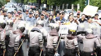 Simulasi Pengamanan pada saat pengumuman pemenang pemilu presiden 2014, di depan gedung KPU Jakarta, Sabtu (19/7). [suara.com/Adrian Mahakam]