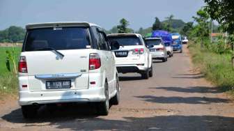 Kendaraan melintas di jalur alternatif akibat jembatan Comal Amblas, Sabtu (19/7). [Antara/Oky Lukmansyah]