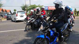Kendaraan melintas di jalur alternatif Desa Ampil Gading, Comal, Pemalang, Jateng, Sabtu (19/7). [Antara/Oky Lukmansyah]