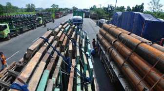 Deretan truk berhenti di jalur pantura akibat jembatan amblas, Kamis (19/7). [Antara/Oky Lukmansyah]