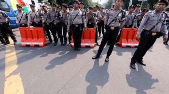 Aparat Kepolisian berjaga-jaga mengamankan prosesi penghitungan suara di kantor KPU, Jakarta, Senin (21/7). [suara.com/Kurniawan Mas'ud]