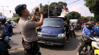 Aparat Kepolisian berjaga-jaga mengamankan prosesi penghitungan suara di kantor KPU, Jakarta, Senin (21/7). [suara.com/Kurniawan Mas'ud]