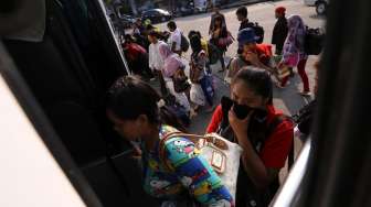 Para calon penumpang bus AKAP terlantar di terminal Grogol, Jakarta, Senin (21/7). [suara.com/Kurniawan Mas'ud] 