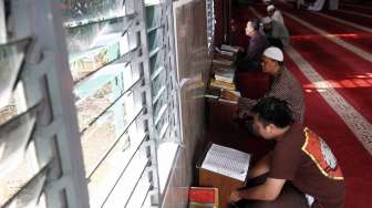 Masjid Jami' Al-Ma'mur Tanah Abang atau yang lebih dikenal dengan Masjid Al-Ma'mur terletak di Jalan K.H. Mas Mansyur Tanah Abang, Jakarta, Senin (21/7). [suara.com/Adrian Mahakam]