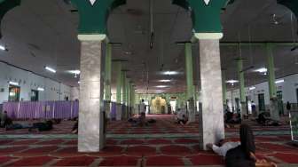 Masjid Jami' Al-Ma'mur Tanah Abang atau yang lebih dikenal dengan Masjid Al-Ma'mur terletak di Jalan K.H. Mas Mansyur Tanah Abang, Jakarta, Senin (21/7). [suara.com/Adrian Mahakam]