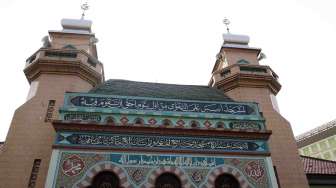 Masjid Jami' Al-Ma'mur Tanah Abang atau yang lebih dikenal dengan Masjid Al-Ma'mur terletak di Jalan K.H. Mas Mansyur Tanah Abang, Jakarta, Senin (21/7). [suara.com/Adrian Mahakam]