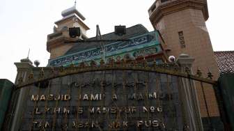 Masjid Jami' Al-Ma'mur Tanah Abang atau yang lebih dikenal dengan Masjid Al-Ma'mur terletak di Jalan K.H. Mas Mansyur Tanah Abang, Jakarta, Senin (21/7). [suara.com/Adrian Mahakam]