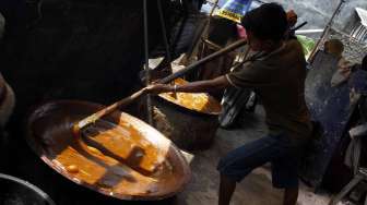 Salah satu tempat pembuatan makanan khas Betawi, Dodol Betawi milik Ibu Zakiyah di Jalan Damai, Pasar Minggu, Jakarta, Selasa (22/7). [suara.com/Adrian Mahakam]