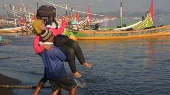 Ojek Gendong di Pelabuhan Jangkar Situbondo