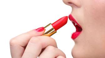 Memilih Lipstik yang Tepat Untuk Si Bibir Gelap