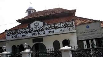 Masjid Jami' Cikini Al-Ma'mur atau yang lebih dikenal dengan Masjid Cikini terletak di Jalan Raden Saleh Jakarta, Selasa (22/7). [suara.com/Adrian Mahakam]