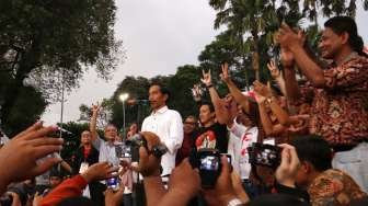 Ribuan massa relawan presiden terpilih Joko Widodo merayakan kemenangan dan Syukuran Tumpeng setinggi 7 meter di monumen tugu Proklamasi Jakarta Pusat, Selasa (23/07). [suaracom/Kurniawan Mas'ud]