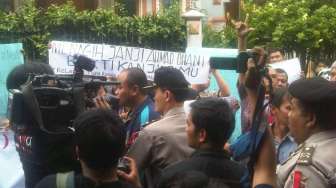 Rumah Ahmad Dhani Didemo, Terkait Potong Kemaluan