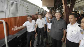 Presiden SBY bersama Wapres Boediono Tinjau arus mudik di KemenHub dan Stasiun Senen Jakarta, Kamis (24/7). [Rumgapres/Abror]