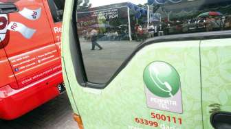 Penukaran uang pecahan kecil di mobil penukaran uang di lapangan IRTI Monas, Jakarta (25/7). [suara.com/Adrian Mahakam]