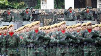  Serah terima jabatan Kepala Staf Angkatan Darat di Lapangan Upacara Mabes AD Jalan Veteran Jakarta, Jumat (25/7). [suara.com/Adrian Mahakam]