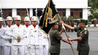 Serah terima jabatan Kepala Staf Angkatan Darat di Lapangan Upacara Mabes AD Jalan Veteran Jakarta, Jumat (25/7). [suara.com/Adrian Mahakam]