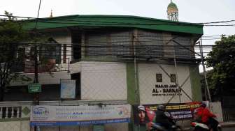 Masjid Al-Barkah yang dahulu berupa mushala kecil terletak di persimpangan antara Jalan Kemang Utara dan Jalan Kemang Timur, Jakarta, Jumat (25/7). [suara.com/Adrian Mahakam]