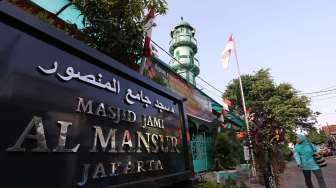 Masjid Jami' Al Mansur salah satu masjid tua di Jakarta, dulu bernama Masjid Jami Kampung Sawah Jl.Sawah Lio Jembatan Lima, Jumat (24/7). [suara.com/Kurniawan Mas'ud] 