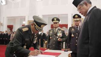 Presiden SBY melantik KASAD Gatot Nurmantyo di Istana Negara Jakarta, Jumat (25/7). [Rumgapres/Abror]