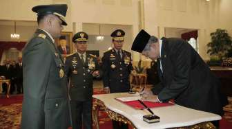 Presiden SBY melantik KASAD Gatot Nurmantyo di Istana Negara Jakarta, Jumat (25/7). [Rumgapres/Abror]