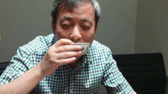 Wow, Lelaki Ini Minum Teh dari Mangkuk Berharga Ratusan Miliar Rupiah