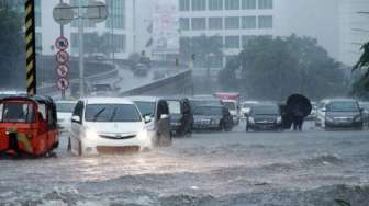 Jangan Panik Injak Rem saat Melintasi Banjir