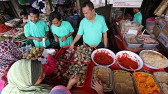 Suasana Pedagang sembako di Pasar Keramat Jati, Jakarta, Minggu (27/7). [suara.com/Kurniawan Mas'ud]