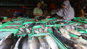 Pedagang ikan di Pasar Keramat Jati, Jakarta, Minggu (27/7). [suara.com/Kurniawan Mas'ud]