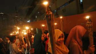 Warga Bandung Takbiran Keliling Pakai Traktor