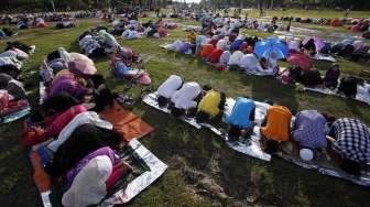 Umat Muslim Filipina melaksanakan sholat Idul Fitri di sebuah taman di Manila, Filipina, (28/7). (Reuters/
