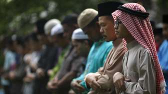 Umat Muslim Singapura melaksanakan sholat Idul Fitri di Masjid Pertempatan Melayu Sembawang, Singapura (28/7). (Reuters/Edgar Su)