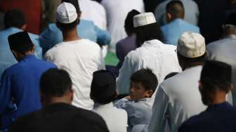 Umat Muslim Singapura melaksanakan sholat Idul Fitri di Masjid Pertempatan Melayu Sembawang, Singapura (28/7). (Reuters/Edgar Su)