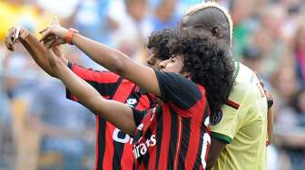 Dua Penyusup Ini Foto Selfie dengan Balotelli