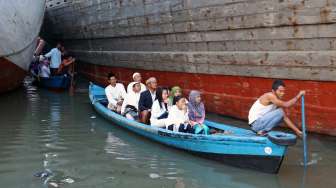 Umat muslim melaksanakan sholat Idul Fitri 1435 H di Pelabuhan Sunda Kelapa Jakarta, Senin (28/7). [suara.com/Kurniawan Mas'ud]